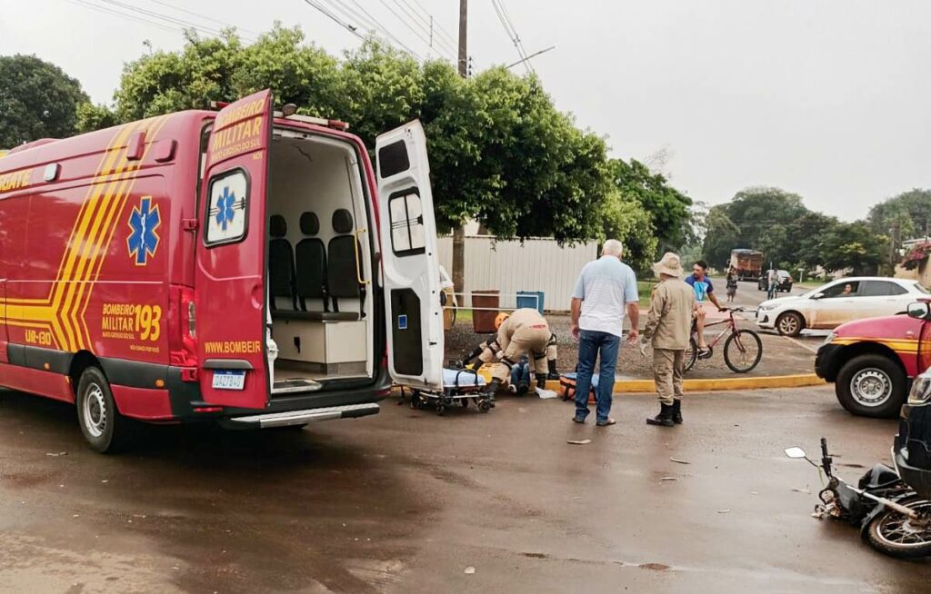 Bombeiros atendem acidente envolvendo caminhonete e moto em Amambai Bombeiros atendem acidente envolvendo caminhonete e moto em Amambai