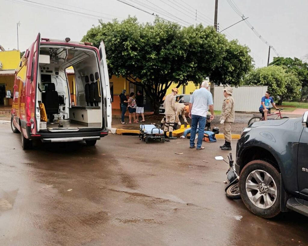 Bombeiros atendem acidente envolvendo caminhonete e moto em Amambai Bombeiros atendem acidente envolvendo caminhonete e moto em Amambai