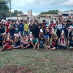 Alunos do projeto “Bom de Bola Bom na Escola” recebem caixas de chocolates doadas pela assistência social de Iguatemi