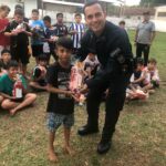 Alunos do projeto “Bom de Bola Bom na Escola” recebem caixas de chocolates doadas pela assistência social de Iguatemi