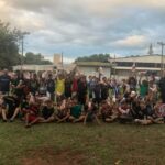 Alunos do projeto “Bom de Bola Bom na Escola” recebem caixas de chocolates doadas pela assistência social de Iguatemi