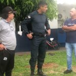 Alunos do projeto “Bom de Bola Bom na Escola” recebem caixas de chocolates doadas pela assistência social de Iguatemi
