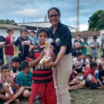Alunos do projeto “Bom de Bola Bom na Escola” recebem caixas de chocolates doadas pela assistência social de Iguatemi