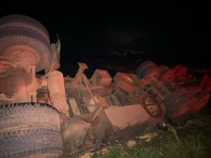 Caminhão carregado com soja tomba na MS-156 entre Amambai e Tacuru