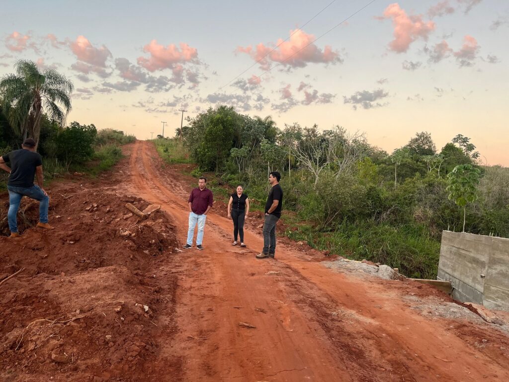 Prefeitura de Japorã avança em obra de bueiro tubular com aterro no Grupo 5 Prefeitura de Japorã avança em obra de bueiro tubular com aterro no Grupo 5
