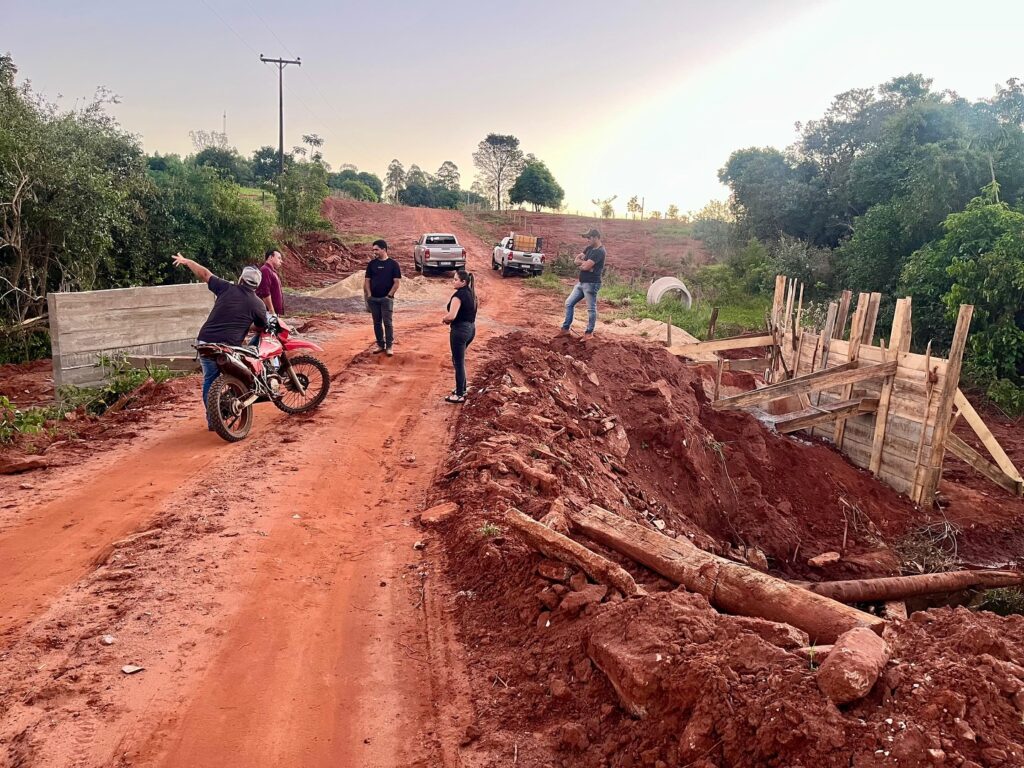 Prefeitura de Japorã avança em obra de bueiro tubular com aterro no Grupo 5 Prefeitura de Japorã avança em obra de bueiro tubular com aterro no Grupo 5