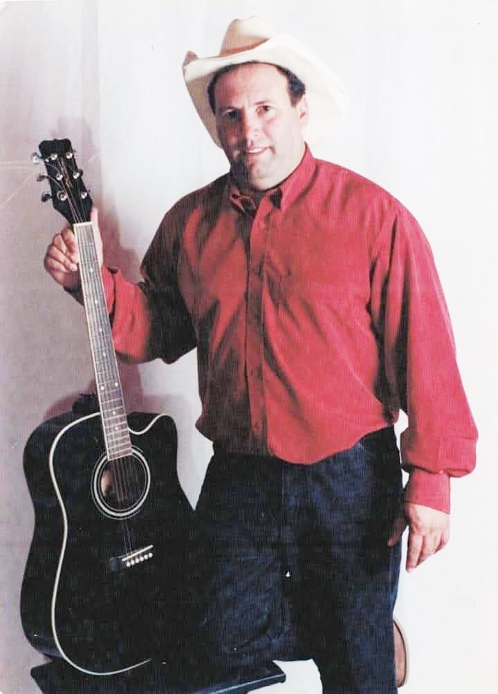 Baile e sorteio de prêmios em prol ao tratamento do cantor Léo Francis acontece hoje em Amambai