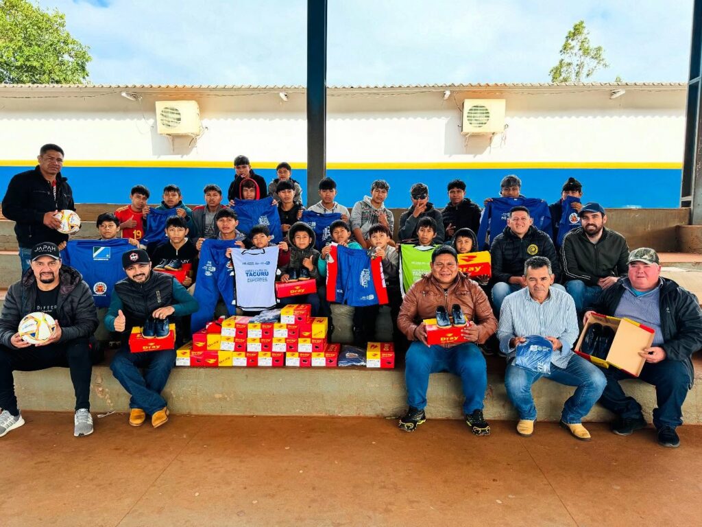 Prefeitura de Tacuru realiza entrega de materiais esportivos para alunos de escolinha de futebol em aldeias Prefeitura de Tacuru realiza entrega de materiais esportivos para alunos de escolinha de futebol em aldeias