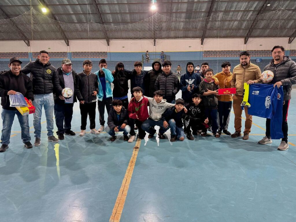 Prefeitura de Tacuru realiza entrega de materiais esportivos para alunos de escolinha de futebol em aldeias Prefeitura de Tacuru realiza entrega de materiais esportivos para alunos de escolinha de futebol em aldeias