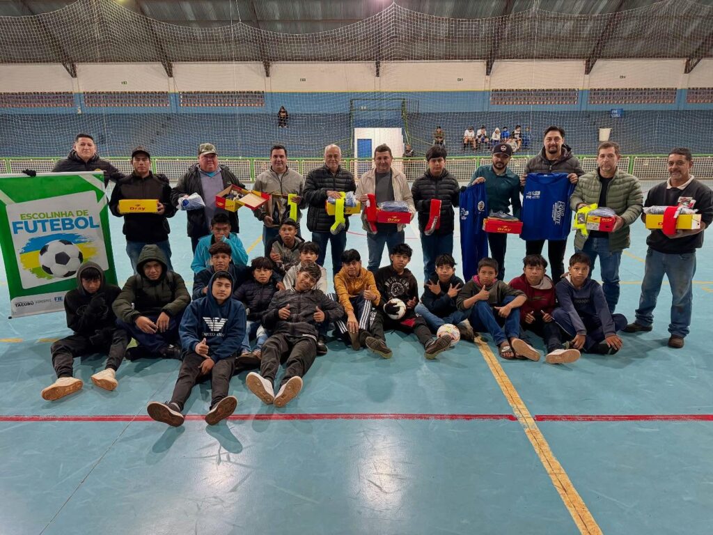 Prefeitura de Tacuru realiza entrega de materiais esportivos para alunos de escolinha de futebol em aldeias Prefeitura de Tacuru realiza entrega de materiais esportivos para alunos de escolinha de futebol em aldeias