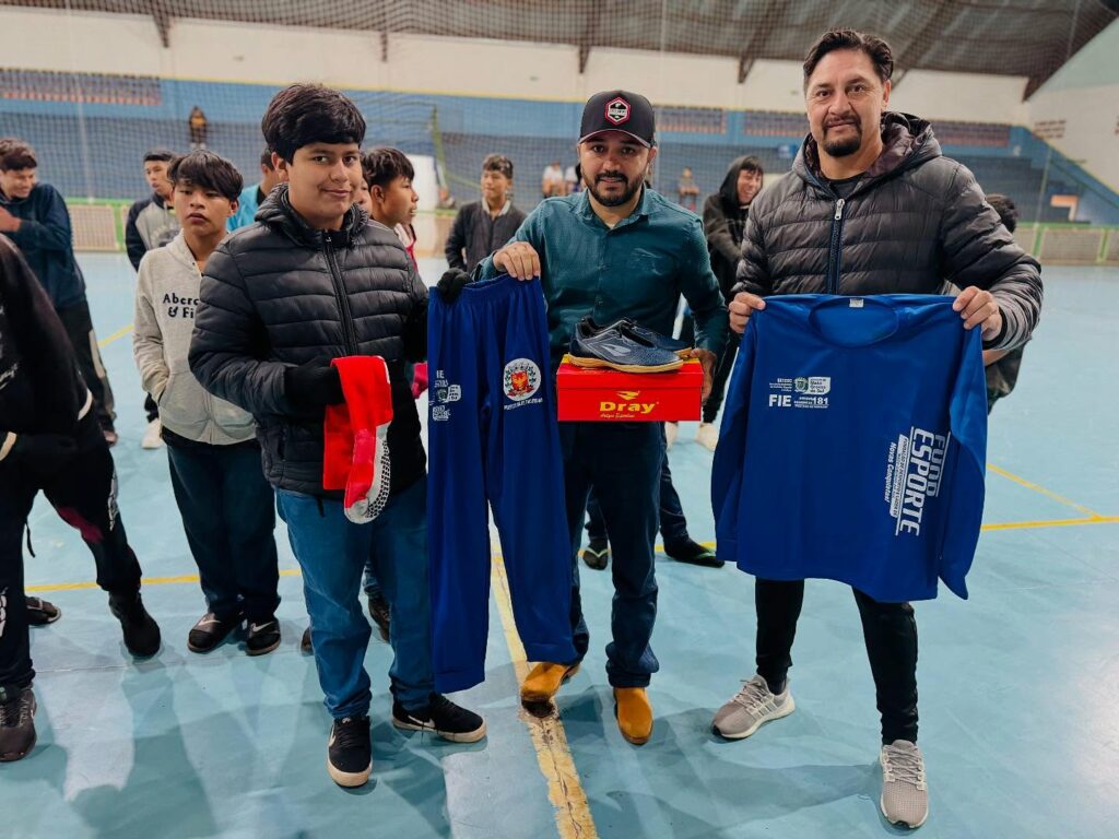 Prefeitura de Tacuru realiza entrega de materiais esportivos para alunos de escolinha de futebol em aldeias Prefeitura de Tacuru realiza entrega de materiais esportivos para alunos de escolinha de futebol em aldeias