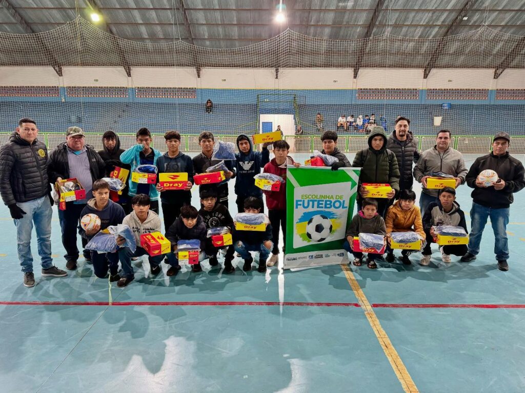 Prefeitura de Tacuru realiza entrega de materiais esportivos para alunos de escolinha de futebol em aldeias Prefeitura de Tacuru realiza entrega de materiais esportivos para alunos de escolinha de futebol em aldeias