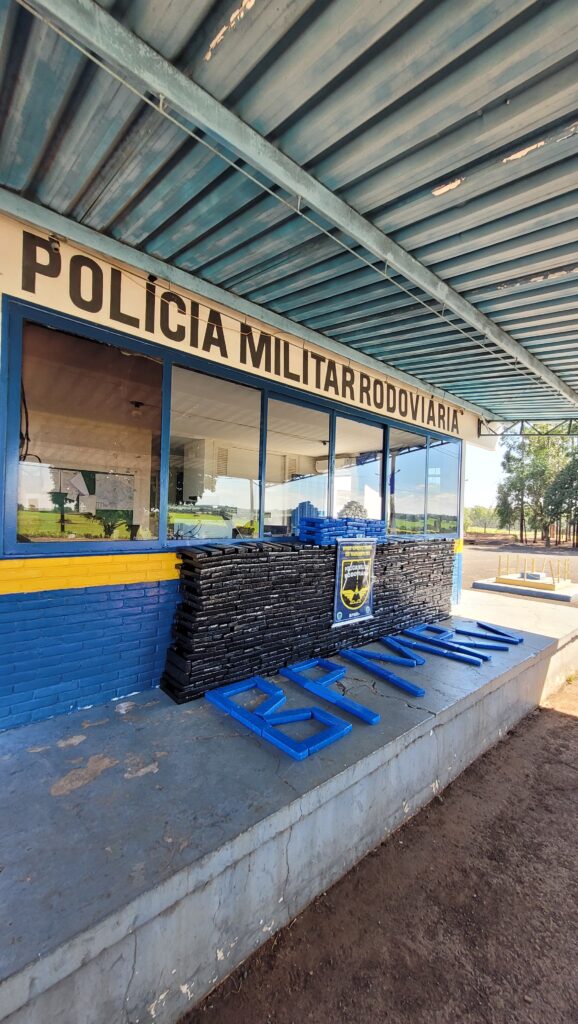 Homem é preso com quase uma tonelada de maconha em veículo dublê na cidade de Amambai