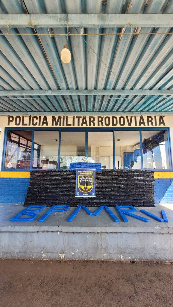 Homem é preso com quase uma tonelada de maconha em veículo dublê na cidade de Amambai