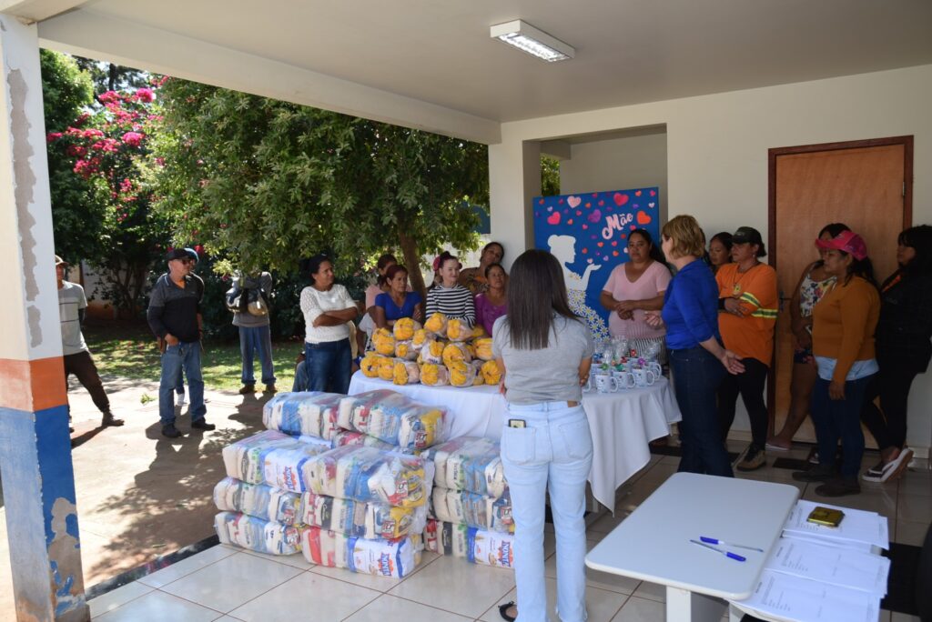 Assistência Social de Iguatemi entrega 50 cestas básicas e frangos para as famílias do “Projeto Se Essa Rua Fosse Minha”