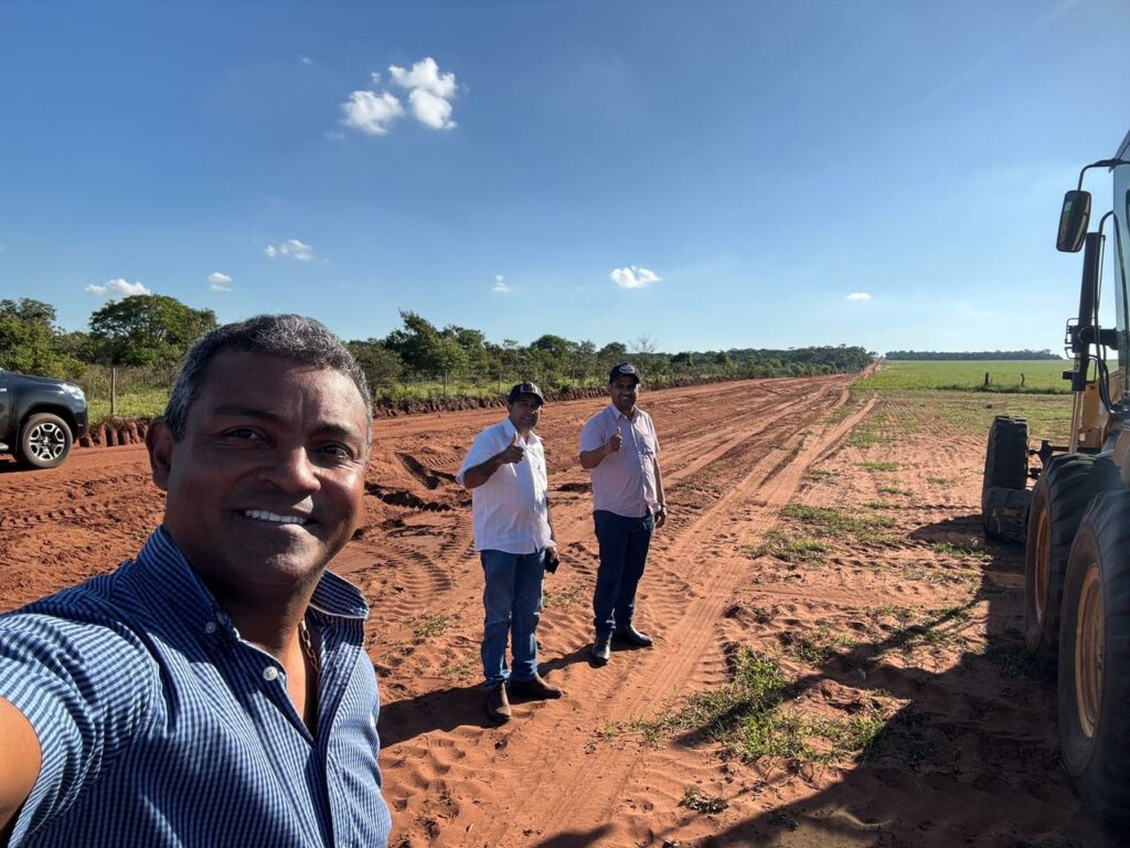 Presidente da Câmara de Paranhos, Chacal, vereador Joãozinho e prefeito Helio Acosta acompanham trabalhos de manutenção de estrada