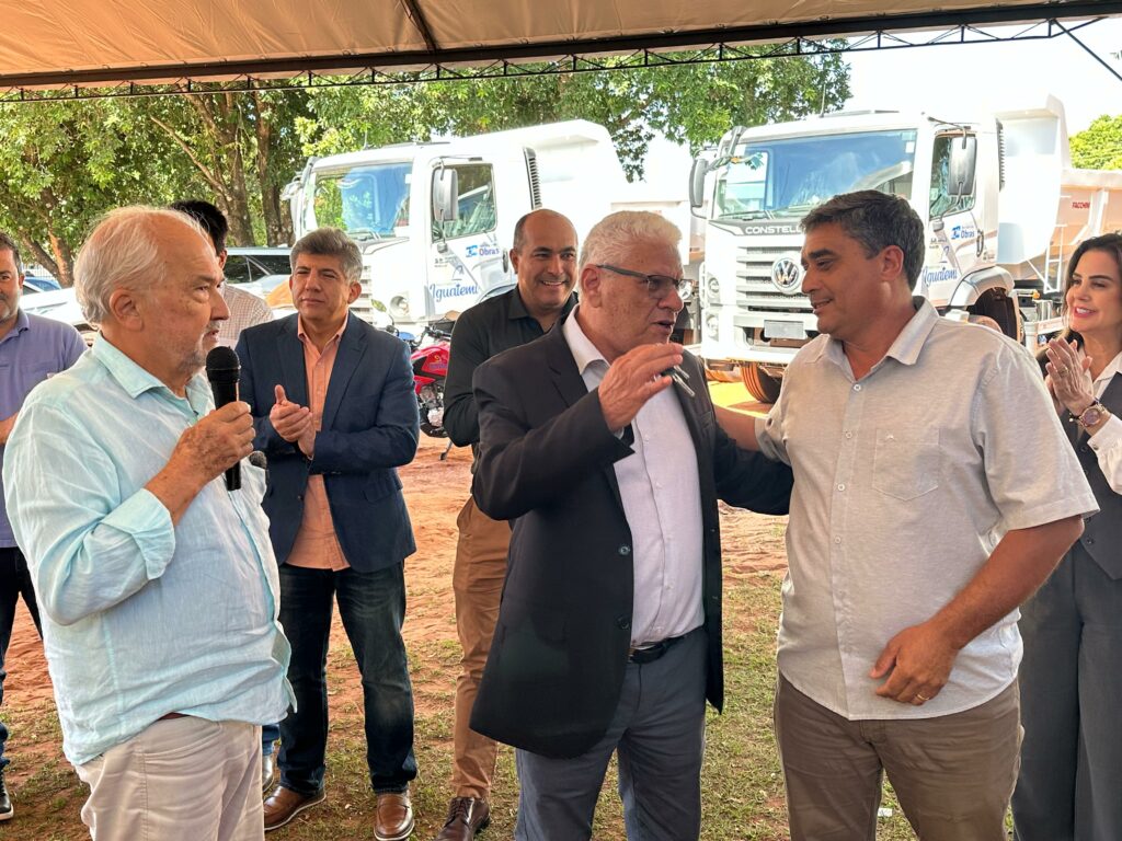Iguatemi: Prefeito Lídio Ledesma entrega dois caminhões caçamba e uma moto 0 km para reforçar a frota da Secretaria de Obras