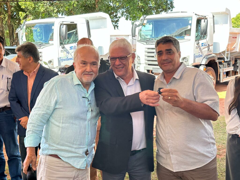 Iguatemi: Prefeito Lídio Ledesma entrega dois caminhões caçamba e uma moto 0 km para reforçar a frota da Secretaria de Obras