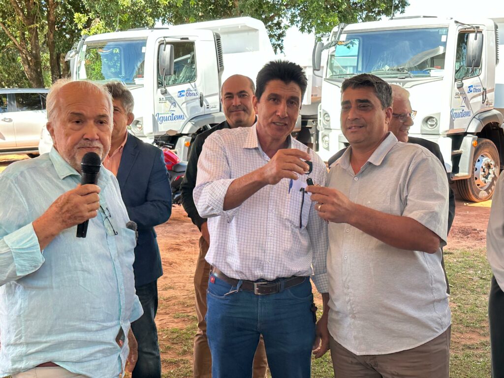 Iguatemi: Prefeito Lídio Ledesma entrega dois caminhões caçamba e uma moto 0 km para reforçar a frota da Secretaria de Obras