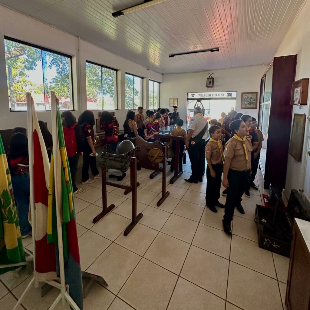 Desbravadores Atalaias do Rei de Amambai visitou o 17° RC Mec Regimento Solon Ribeiro