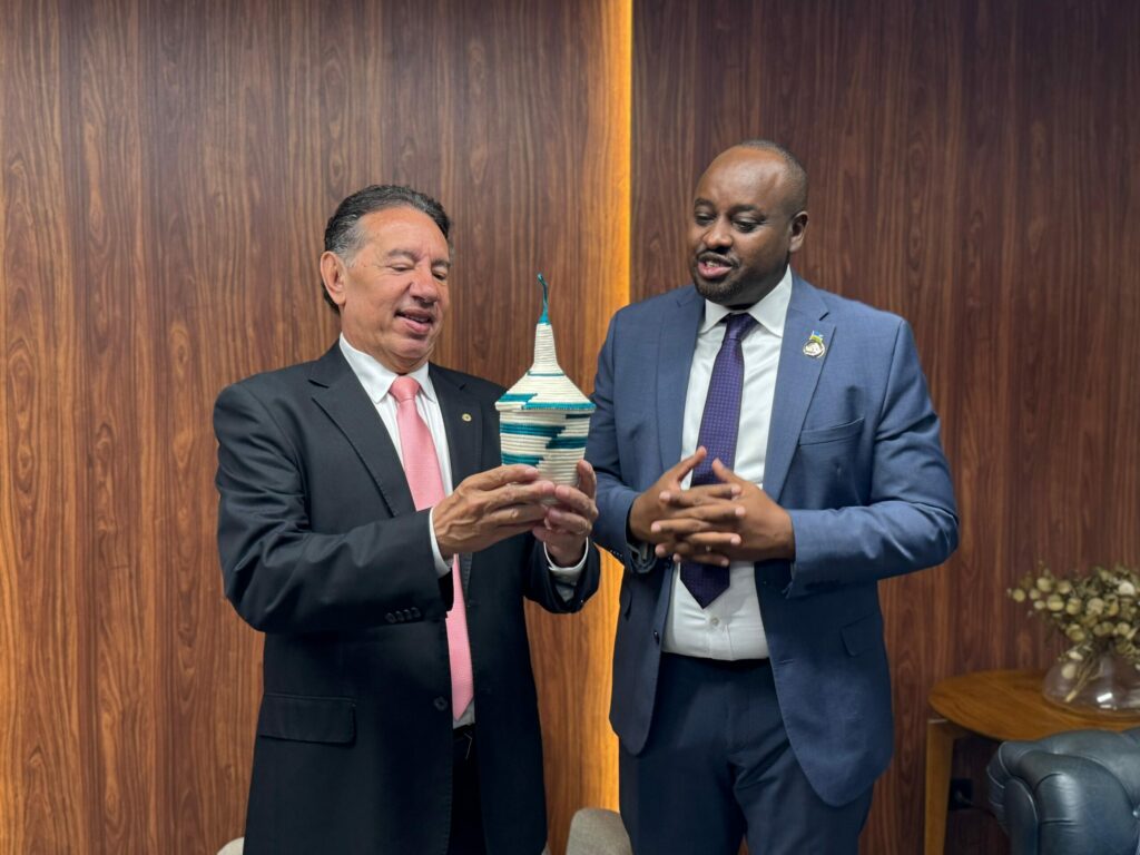 Gerson homenageia embaixador de Ruanda com diploma de Visitante Ilustre Gerson homenageia embaixador de Ruanda com diploma de Visitante Ilustre