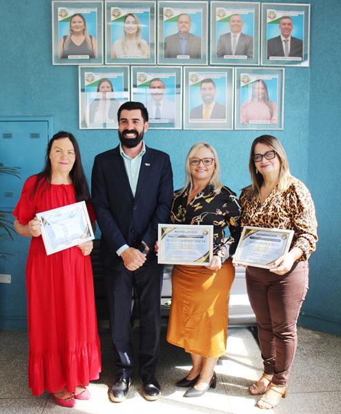 Câmara de Aral Moreira presta homenagem a servidoras aposentadas Câmara de Aral Moreira presta homenagem a servidoras aposentadas