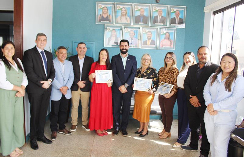 Câmara de Aral Moreira presta homenagem a servidoras aposentadas Câmara de Aral Moreira presta homenagem a servidoras aposentadas