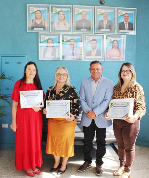 Câmara de Aral Moreira presta homenagem a servidoras aposentadas Câmara de Aral Moreira presta homenagem a servidoras aposentadas