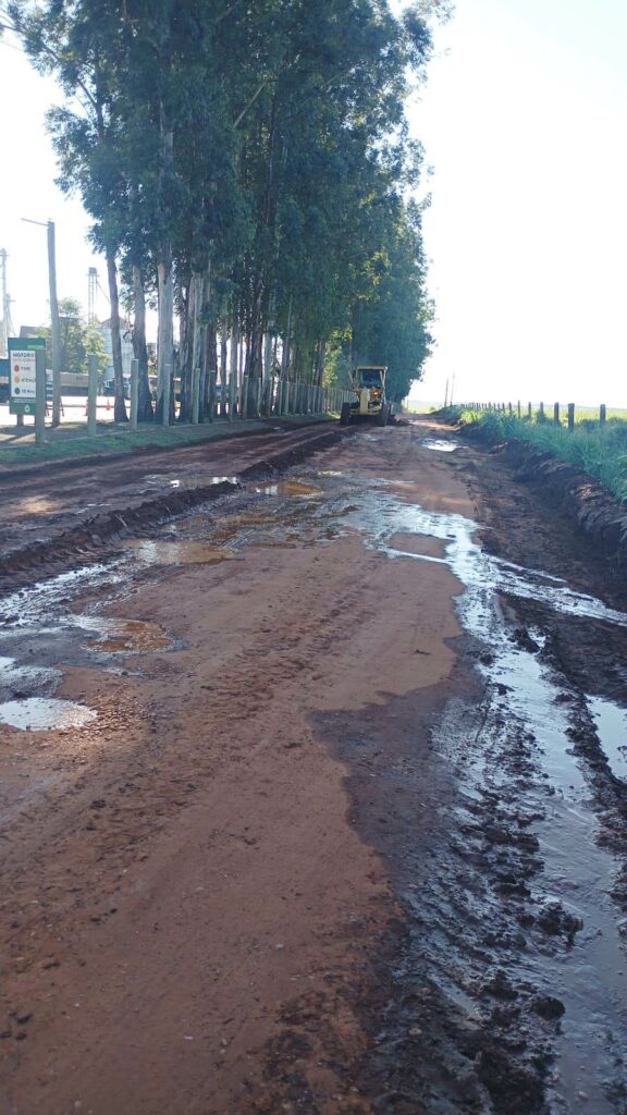 Vereador Léo Mecânico agradece prefeita Lurdes e secretário Rodrigo por melhorias nas estradas do Boi Jaguá em Caarapó Vereador Léo Mecânico agradece prefeita Lurdes e secretário Rodrigo por melhorias nas estradas do Boi Jaguá em Caarapó