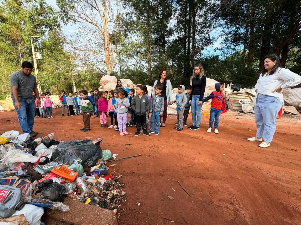 Tacuru: Alunos do CEI Sorriso da Criança vivenciam na prática a importância da reciclagem