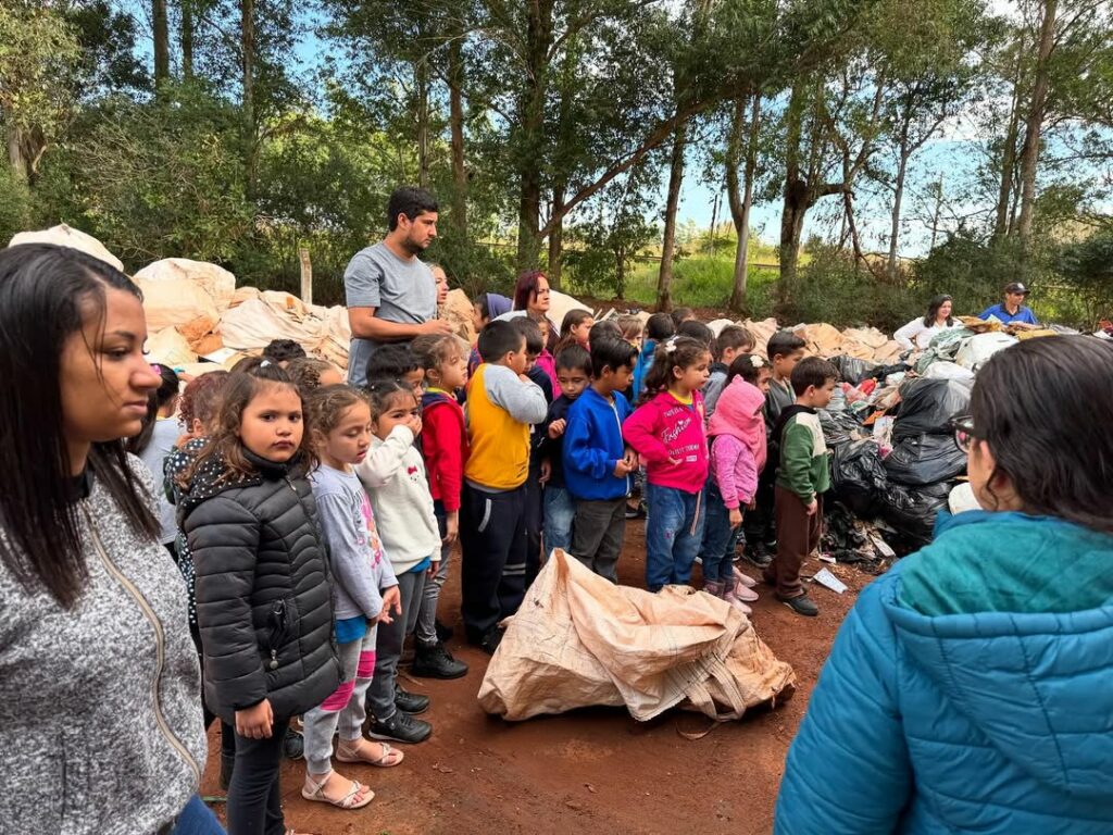 Tacuru: Alunos do CEI Sorriso da Criança vivenciam na prática a importância da reciclagem