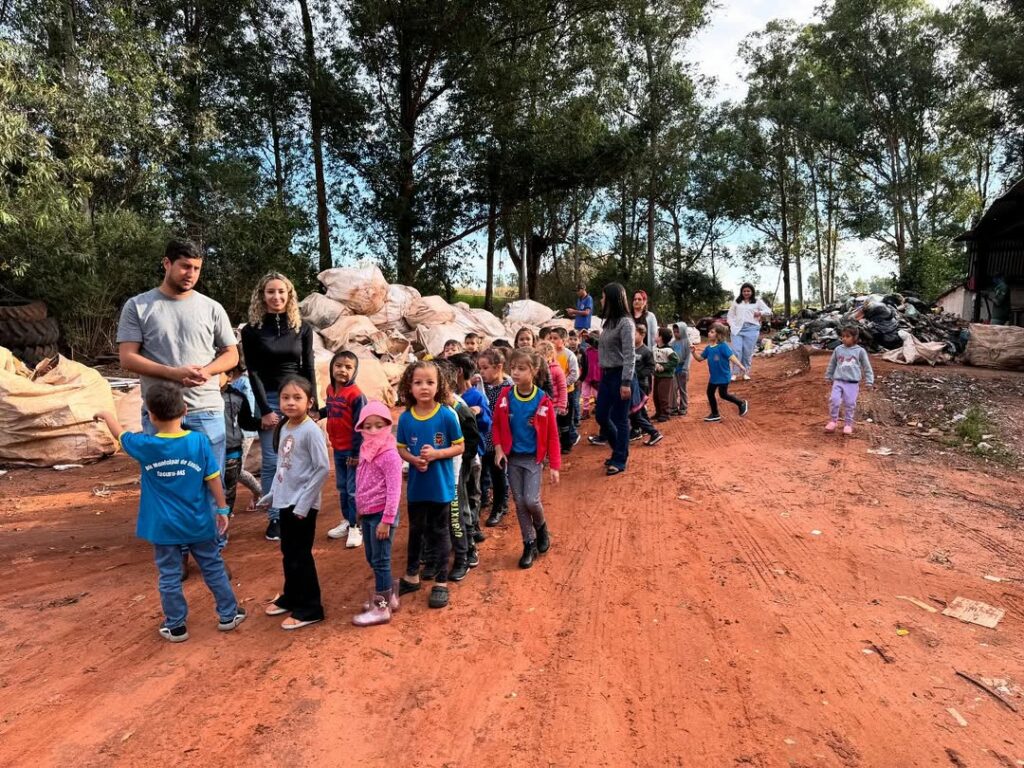 Tacuru: Alunos do CEI Sorriso da Criança vivenciam na prática a importância da reciclagem