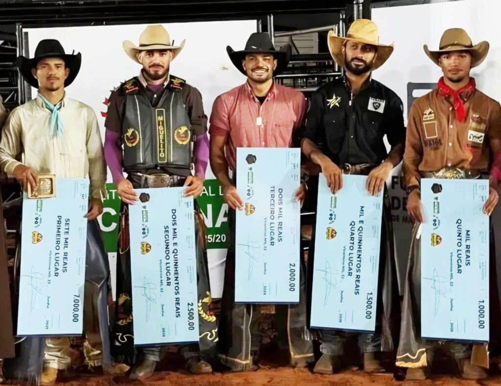 Peão de Tacuru é vice-campeão de rodeio em Vicentina Peão de Tacuru é vice-campeão de rodeio em Vicentina