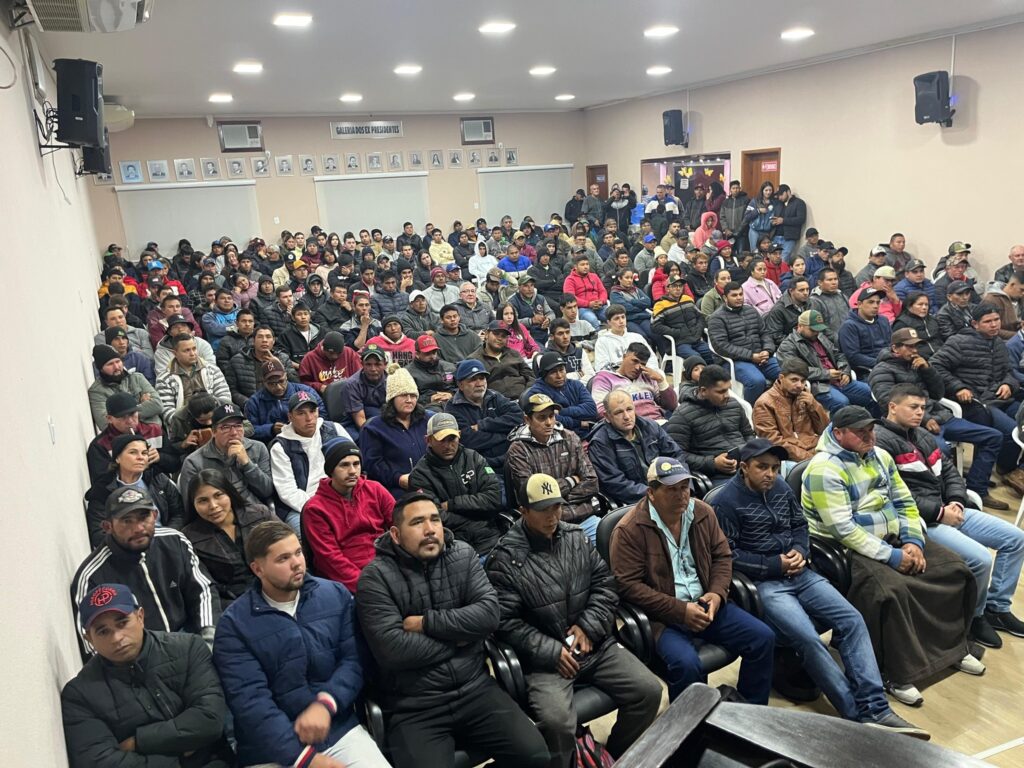 Curso de Máquinas Pesadas forma mais de 180 alunos com apoio da Prefeitura e iniciativa do vereador Fernando Marinho, em Coronel Sapucaia Curso de Máquinas Pesadas forma mais de 180 alunos com apoio da Prefeitura e iniciativa do vereador Fernando Marinho, em Coronel Sapucaia