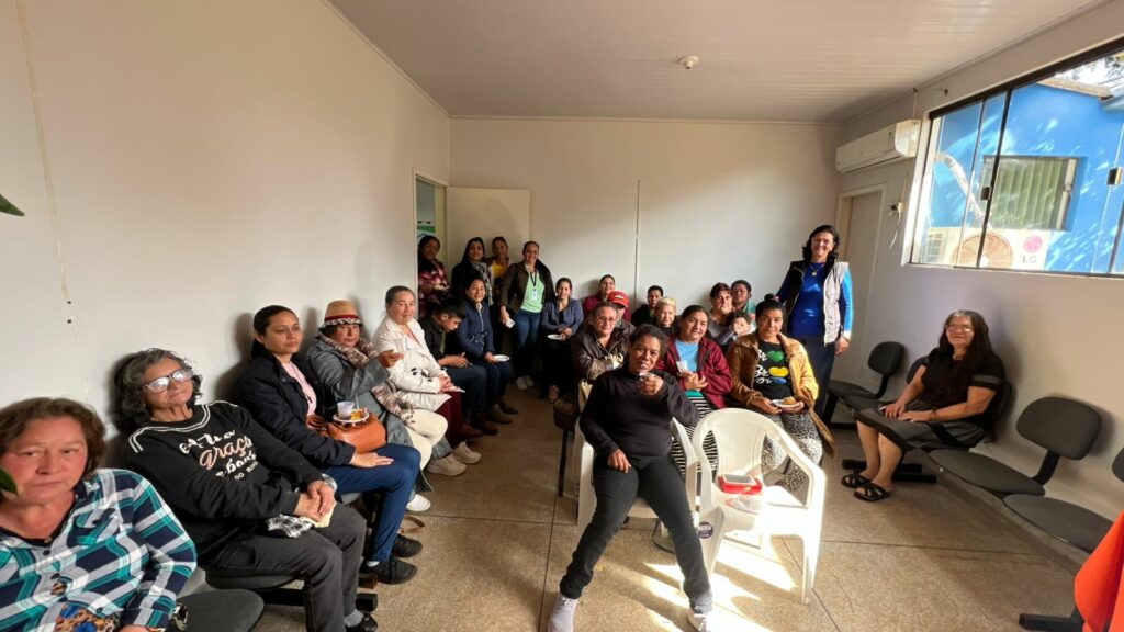 CRAS Universitário e São Jorge de Mundo Novo realizaram reunião com os grupos participantes do PAIF CRAS Universitário e São Jorge de Mundo Novo realizaram reunião com os grupos participantes do PAIF