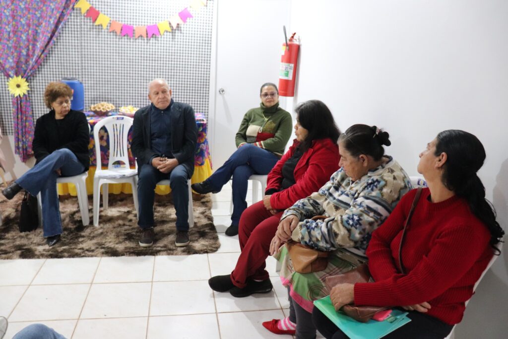CRAS Universitário e São Jorge de Mundo Novo realizaram reunião com os grupos participantes do PAIF CRAS Universitário e São Jorge de Mundo Novo realizaram reunião com os grupos participantes do PAIF