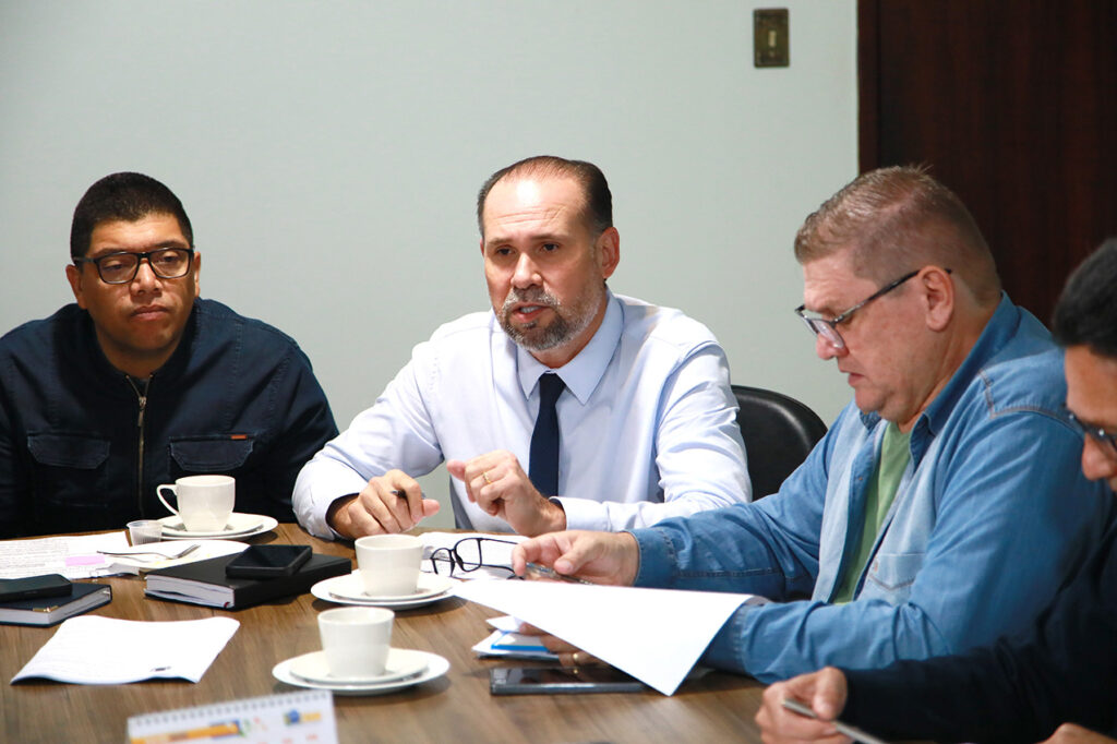 Prefeitura de Mundo Novo discute projeto de regularização do descarte de entulhos e limpeza de terrenos urbanos Prefeitura de Mundo Novo discute projeto de regularização do descarte de entulhos e limpeza de terrenos urbanos