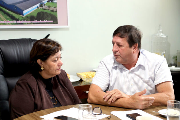Prefeitura de Mundo Novo discute projeto de regularização do descarte de entulhos e limpeza de terrenos urbanos Prefeitura de Mundo Novo discute projeto de regularização do descarte de entulhos e limpeza de terrenos urbanos
