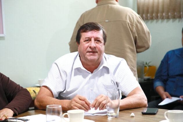 Prefeitura de Mundo Novo discute projeto de regularização do descarte de entulhos e limpeza de terrenos urbanos Prefeitura de Mundo Novo discute projeto de regularização do descarte de entulhos e limpeza de terrenos urbanos