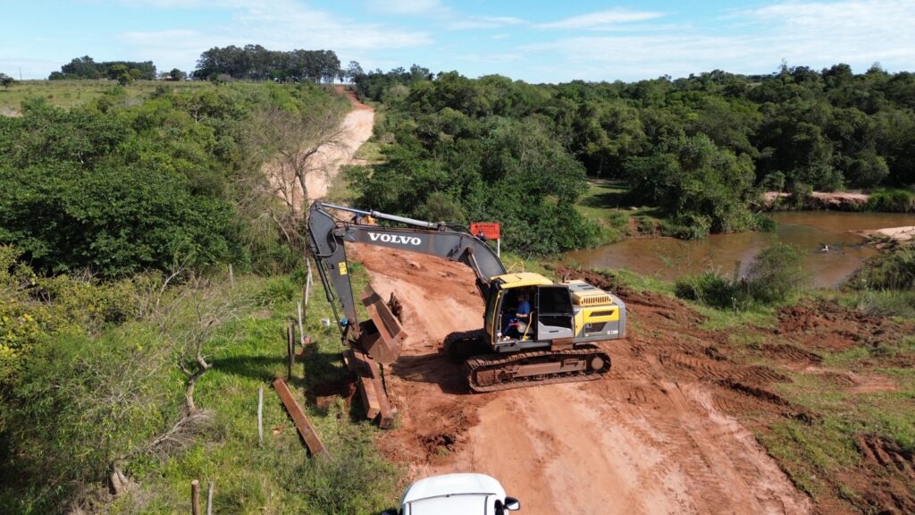 Prefeitura de Iguatemi está reformando a ponte sobre o córrego Panduí