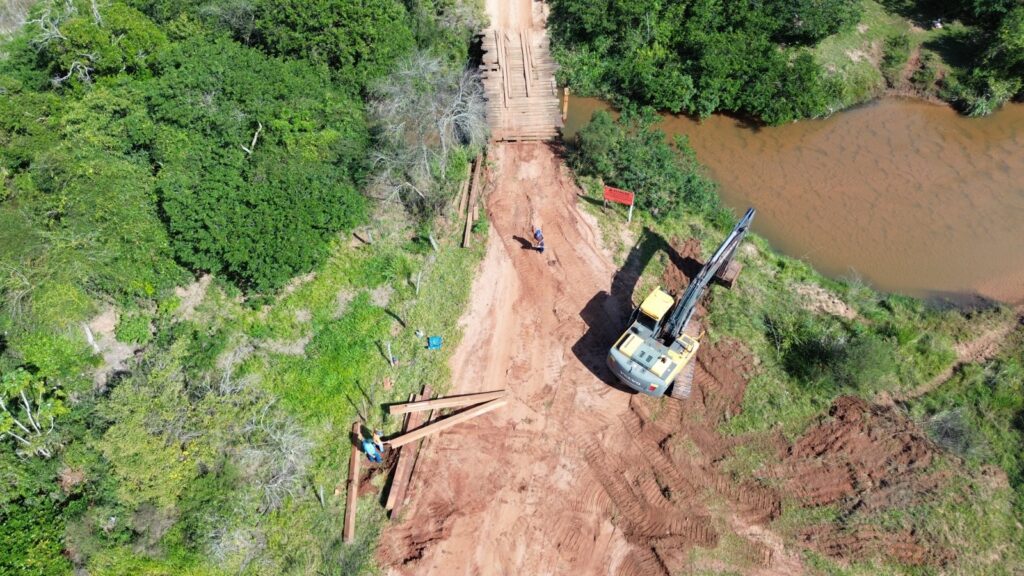 Prefeitura de Iguatemi está reformando a ponte sobre o córrego Panduí