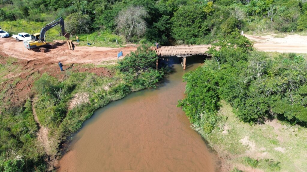Prefeitura de Iguatemi está reformando a ponte sobre o córrego Panduí