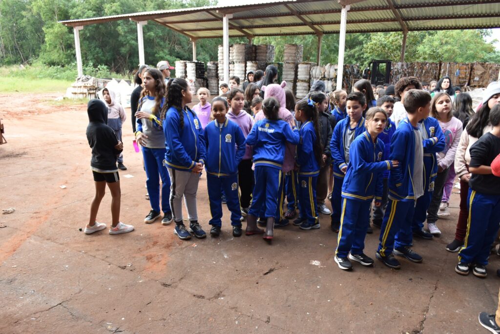 Na semana do meio ambiente, alunos da rede municipal de ensino de Iguatemi visitam a cooperativa de resíduos sólidos e o viveiro de mudas do município Na semana do meio ambiente, alunos da rede municipal de ensino de Iguatemi visitam a cooperativa de resíduos sólidos e o viveiro de mudas do município