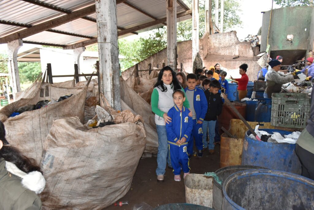 Na semana do meio ambiente, alunos da rede municipal de ensino de Iguatemi visitam a cooperativa de resíduos sólidos e o viveiro de mudas do município Na semana do meio ambiente, alunos da rede municipal de ensino de Iguatemi visitam a cooperativa de resíduos sólidos e o viveiro de mudas do município