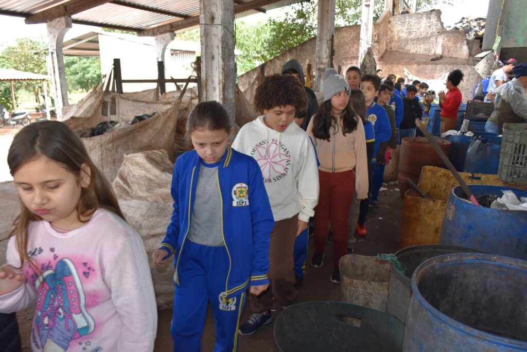Na semana do meio ambiente, alunos da rede municipal de ensino de Iguatemi visitam a cooperativa de resíduos sólidos e o viveiro de mudas do município Na semana do meio ambiente, alunos da rede municipal de ensino de Iguatemi visitam a cooperativa de resíduos sólidos e o viveiro de mudas do município