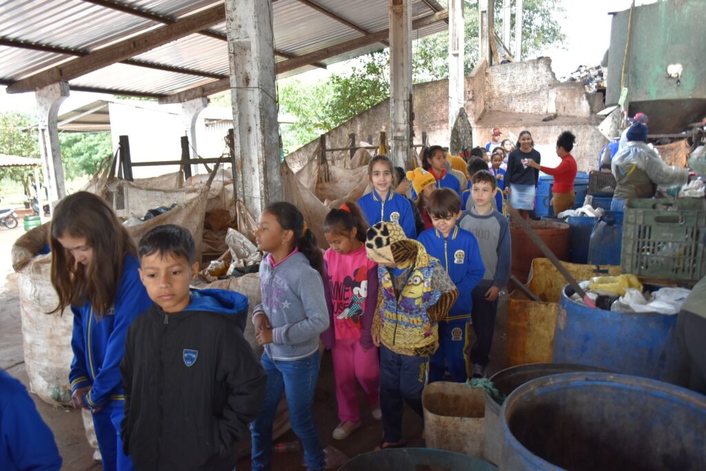 Na semana do meio ambiente, alunos da rede municipal de ensino de Iguatemi visitam a cooperativa de resíduos sólidos e o viveiro de mudas do município Na semana do meio ambiente, alunos da rede municipal de ensino de Iguatemi visitam a cooperativa de resíduos sólidos e o viveiro de mudas do município