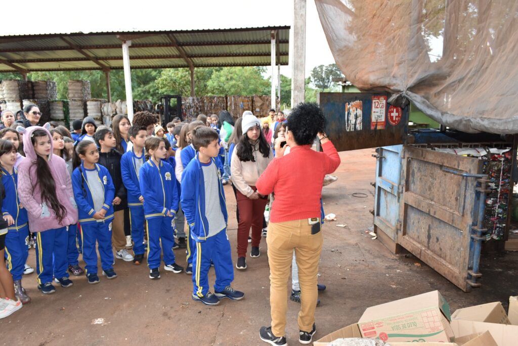 Na semana do meio ambiente, alunos da rede municipal de ensino de Iguatemi visitam a cooperativa de resíduos sólidos e o viveiro de mudas do município Na semana do meio ambiente, alunos da rede municipal de ensino de Iguatemi visitam a cooperativa de resíduos sólidos e o viveiro de mudas do município