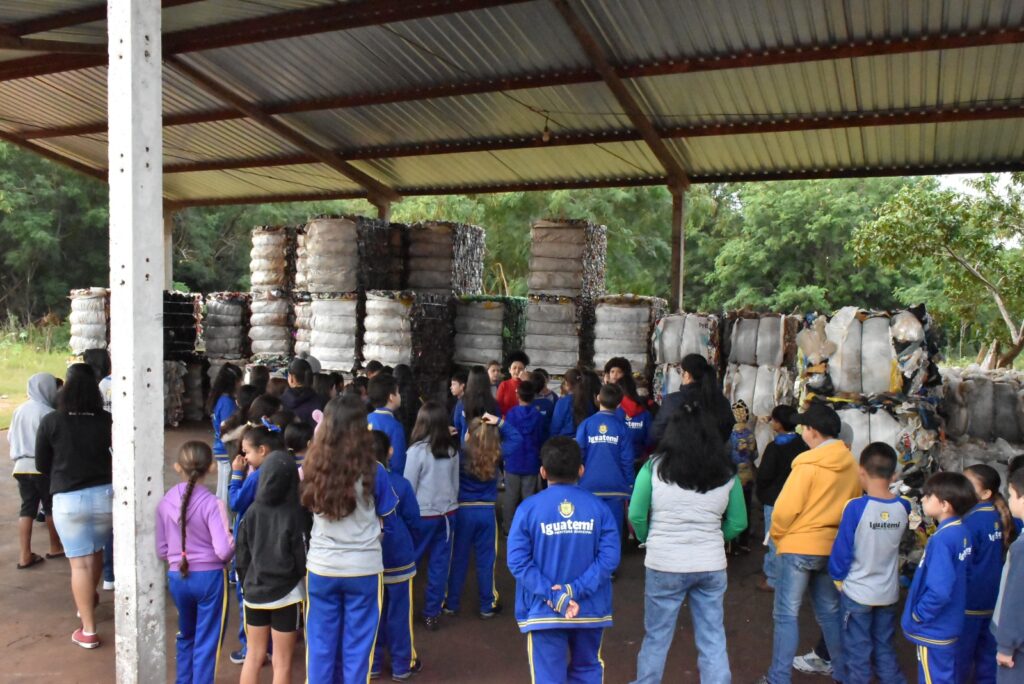 Na semana do meio ambiente, alunos da rede municipal de ensino de Iguatemi visitam a cooperativa de resíduos sólidos e o viveiro de mudas do município Na semana do meio ambiente, alunos da rede municipal de ensino de Iguatemi visitam a cooperativa de resíduos sólidos e o viveiro de mudas do município