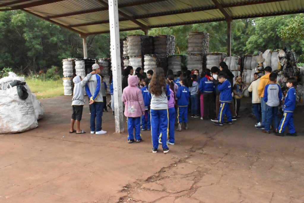 Na semana do meio ambiente, alunos da rede municipal de ensino de Iguatemi visitam a cooperativa de resíduos sólidos e o viveiro de mudas do município Na semana do meio ambiente, alunos da rede municipal de ensino de Iguatemi visitam a cooperativa de resíduos sólidos e o viveiro de mudas do município