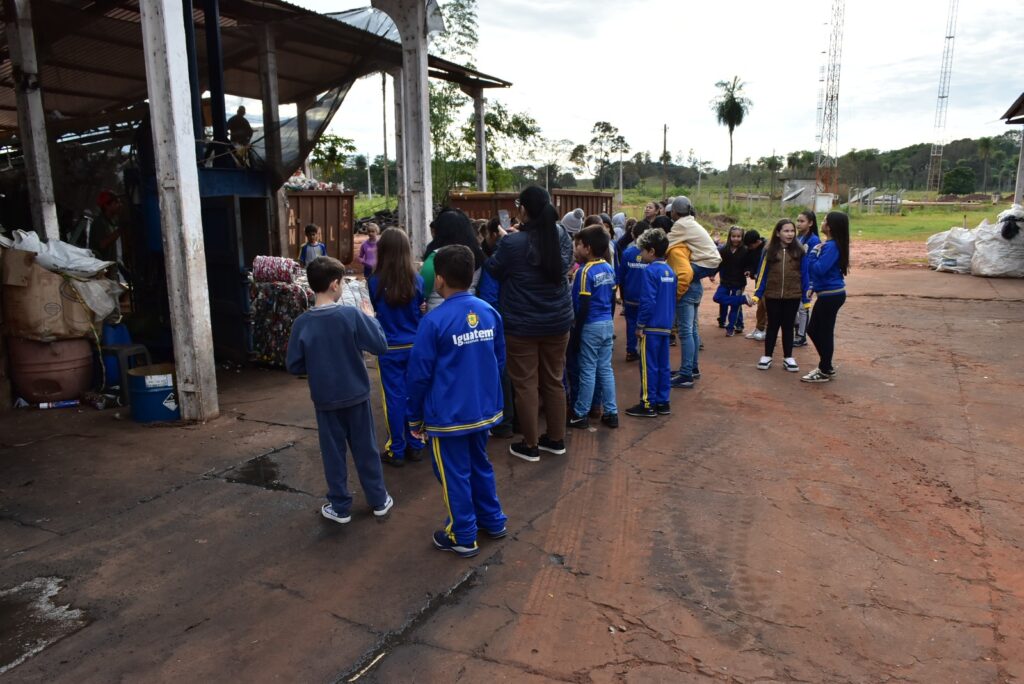 Na semana do meio ambiente, alunos da rede municipal de ensino de Iguatemi visitam a cooperativa de resíduos sólidos e o viveiro de mudas do município Na semana do meio ambiente, alunos da rede municipal de ensino de Iguatemi visitam a cooperativa de resíduos sólidos e o viveiro de mudas do município